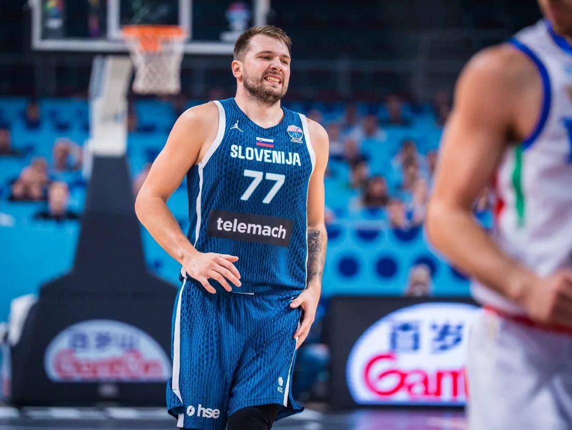 星空体育中国官方网站包含东契奇回归赛场,赛事规则更新首场状态亮眼,SKT观众沸腾!的词条