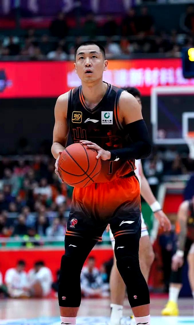 星空体育山东男篮训练开放日，清晨队长鼓劲引欢呼，法国杯在即，球探报告显示潜力的简单介绍